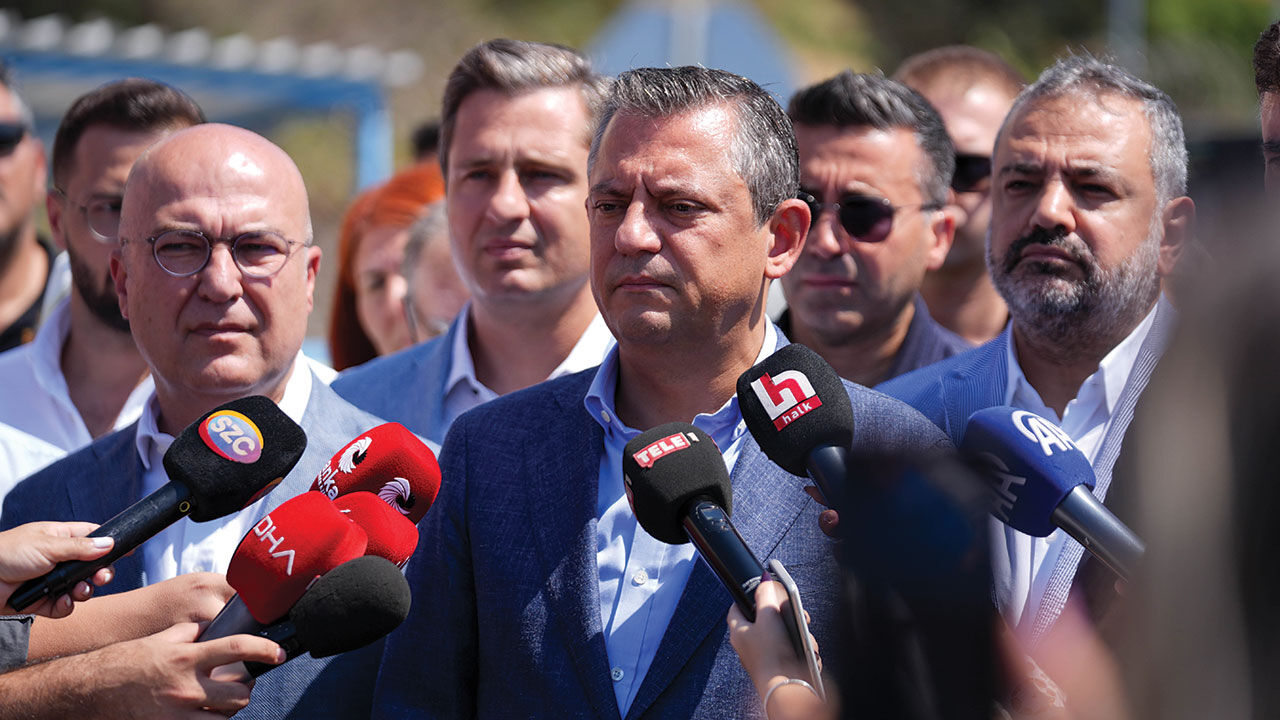 Özgür Özel sokak röportajındaki sözlerinden dolayı tutuklanan Dilruba Kayserilioğlu'nu ziyaret etti Özgür Özel sokak röportajındaki sözlerinden dolayı tutuklanan Dilruba Kayserilioğlu'nu ziyaret etti - 2. Resim