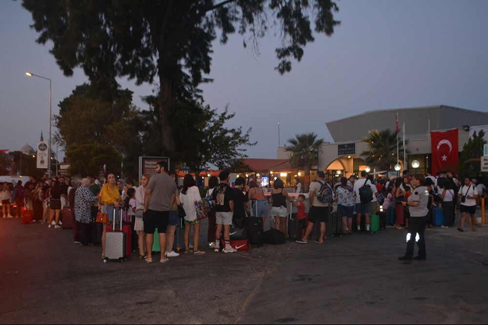 3 günlük tatili fırsat bilenler Midilli'ye kaçtı! Ayvalık'ta uzun kuyruklar oluştu... 3 günlük tatili fırsat bilenler Midilli'ye kaçtı! Ayvalık'ta uzun kuyruklar oluştu... - 1. Resim