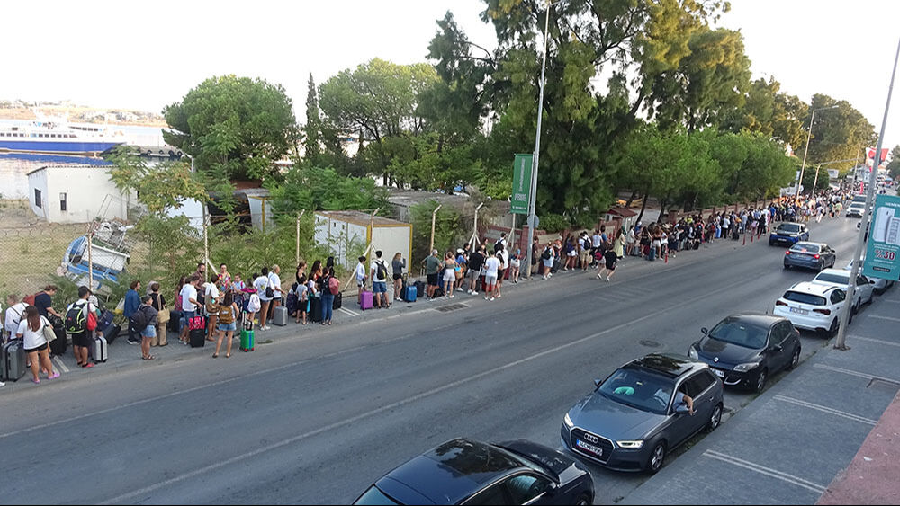 3 günlük tatili fırsat bilenler Midilli'ye kaçtı! Ayvalık'ta uzun kuyruklar oluştu... 3 günlük tatili fırsat bilenler Midilli'ye kaçtı! Ayvalık'ta uzun kuyruklar oluştu... - 2. Resim