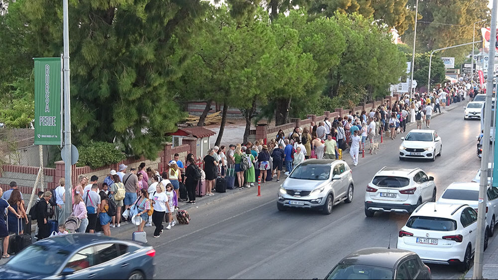 3 günlük tatili fırsat bilenler Midilli'ye kaçtı! Ayvalık'ta uzun kuyruklar oluştu... 3 günlük tatili fırsat bilenler Midilli'ye kaçtı! Ayvalık'ta uzun kuyruklar oluştu... - 3. Resim