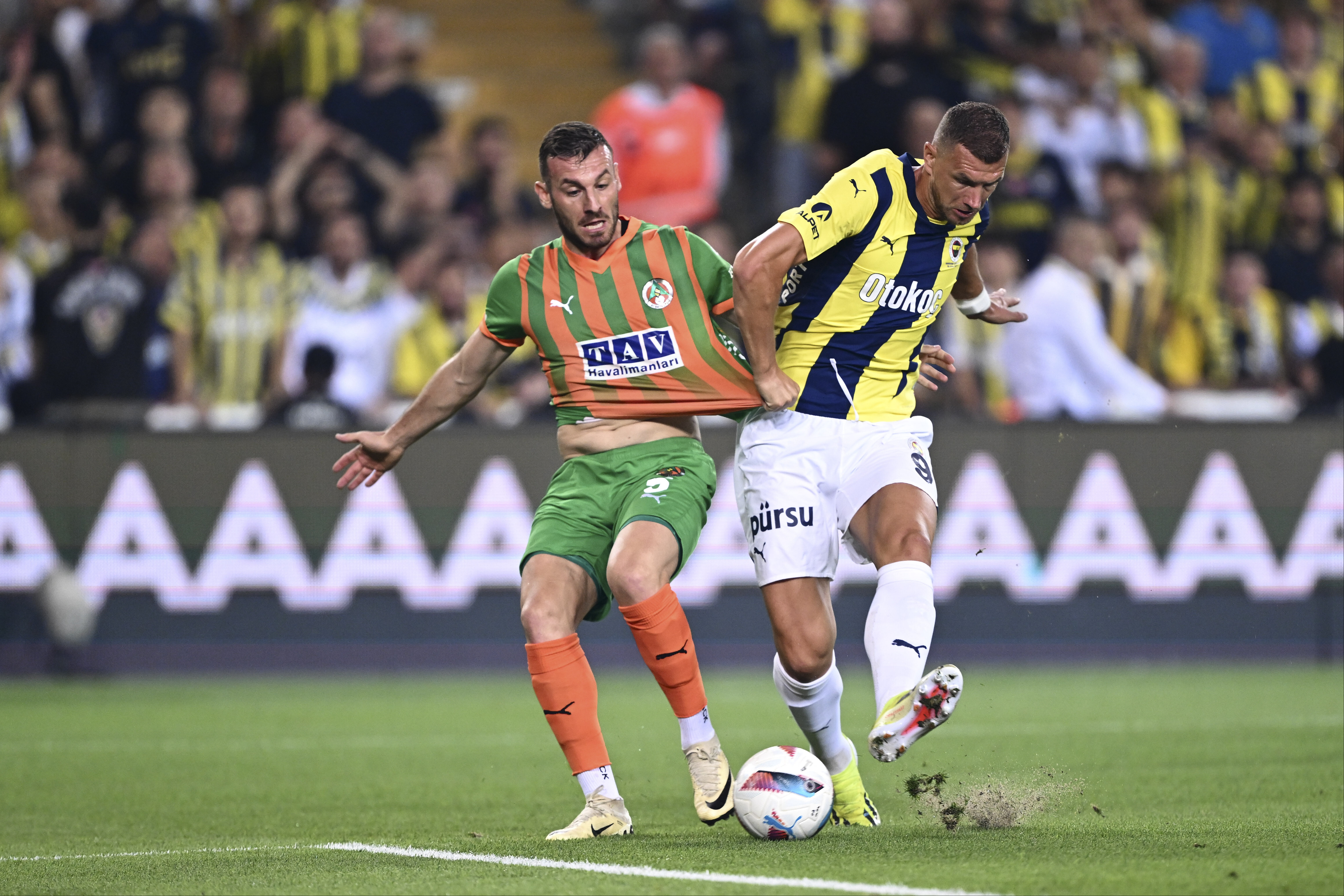 Fenerbahçe evinde zorlanmadı! Alanyaspor karşısında 3 puanı 3 golle kazandı CANLI | Fenerbahçe’nin Süper Lig’de rakibi Alanyaspor! Tadic fileleri havalandırdı: 1-0 - 2. Resim