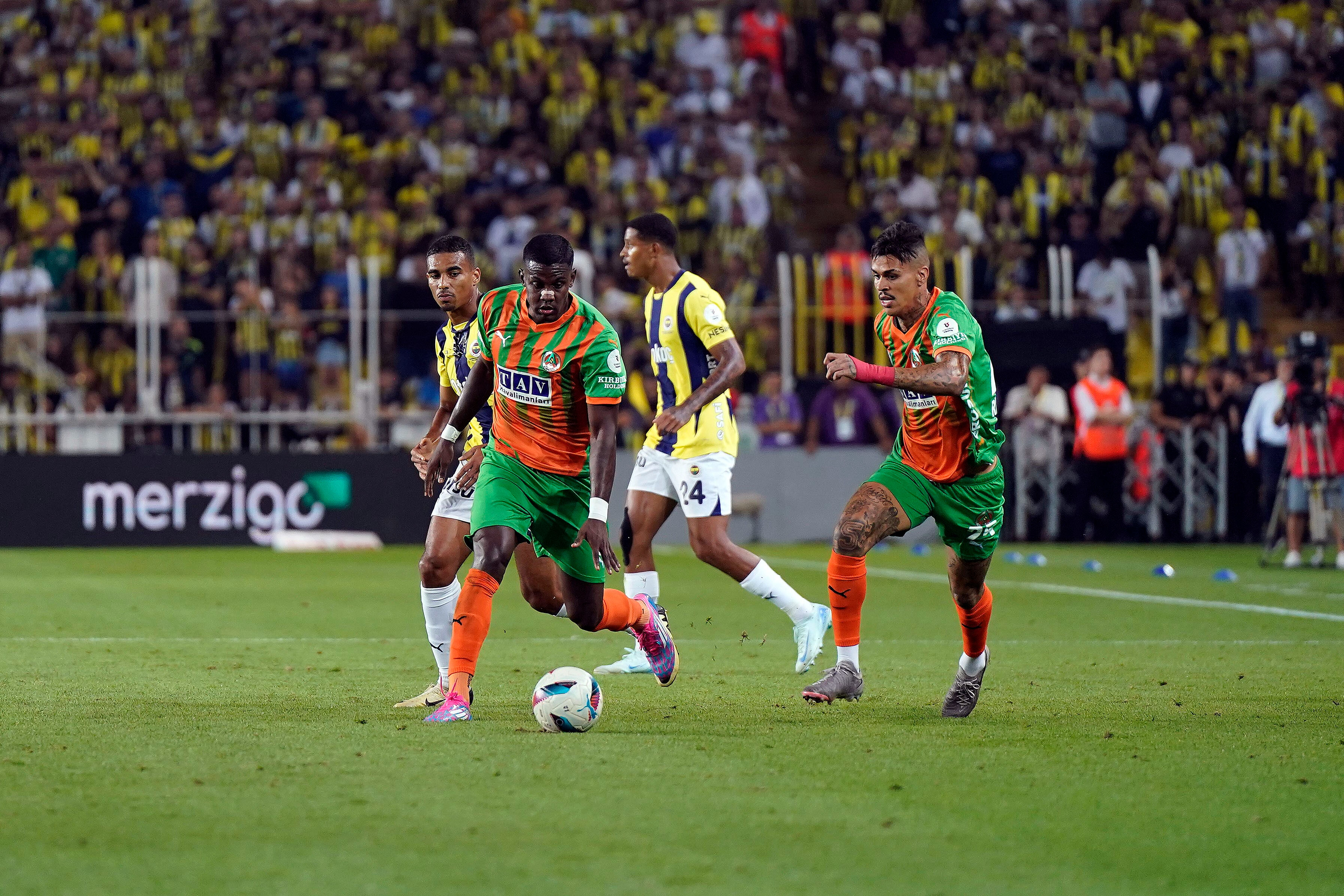 Fenerbahçe evinde zorlanmadı! Alanyaspor karşısında 3 puanı 3 golle kazandı CANLI | Fenerbahçe’nin Süper Lig’de rakibi Alanyaspor! Zorlu karşılaşmada ilk düdük çaldı - 1. Resim
