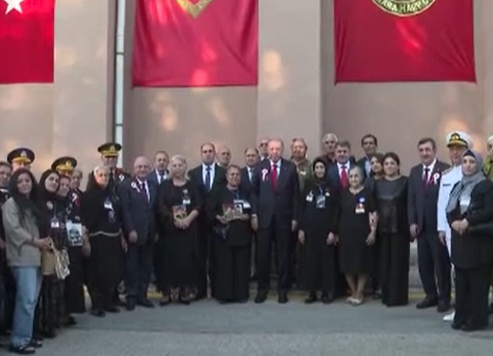 Cumhurbaşkanı Erdoğan'dan anlamlı ziyaret Karabağ Savaşı'nda şehit olan Azerbaycan askerlerinin aileleriyle görüştü - 1. Resim