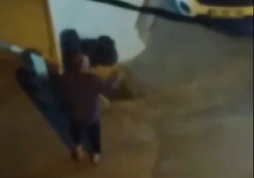 Denizli'de otob&uuml;s&uuml;n farından rahatsız olan kişi oğluyla birlikte şof&ouml;r&uuml; darbetti - 1. Resim