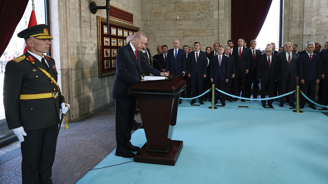 Devlet erkanı 30 Ağustos Zafer Bayramı'nın 102. yıl dönümünde Anıtkabir'de - 3. Resim