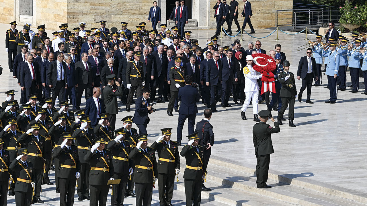 Devlet erkanı 30 Ağustos Zafer Bayramı'nın 102. yıl dönümünde Anıtkabir'de - 1. Resim