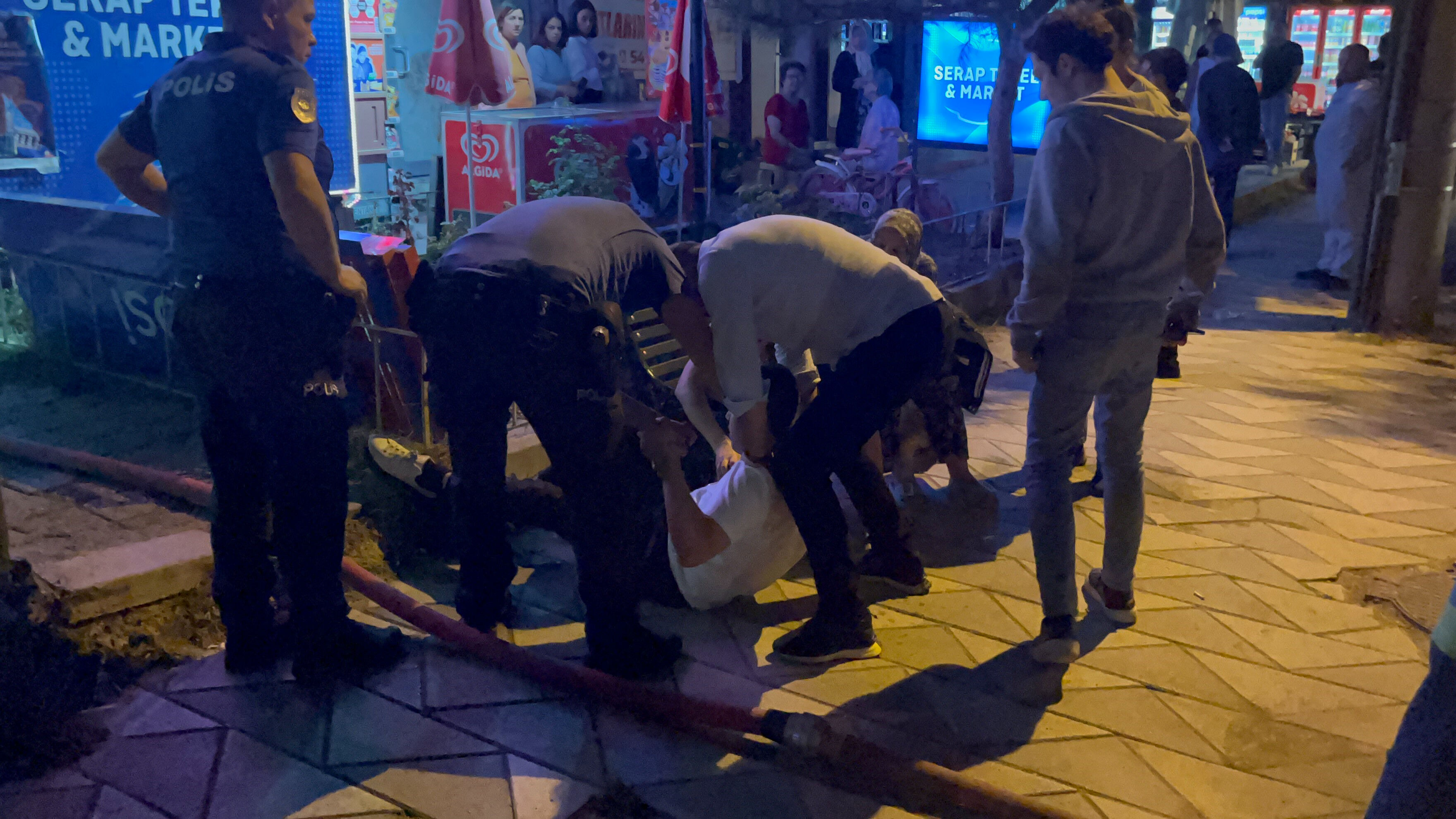 Evi yandı, kedileri telef oldu… Sinir krizi geçiren vatandaş bir türlü sakinleştirilemedi - 2. Resim