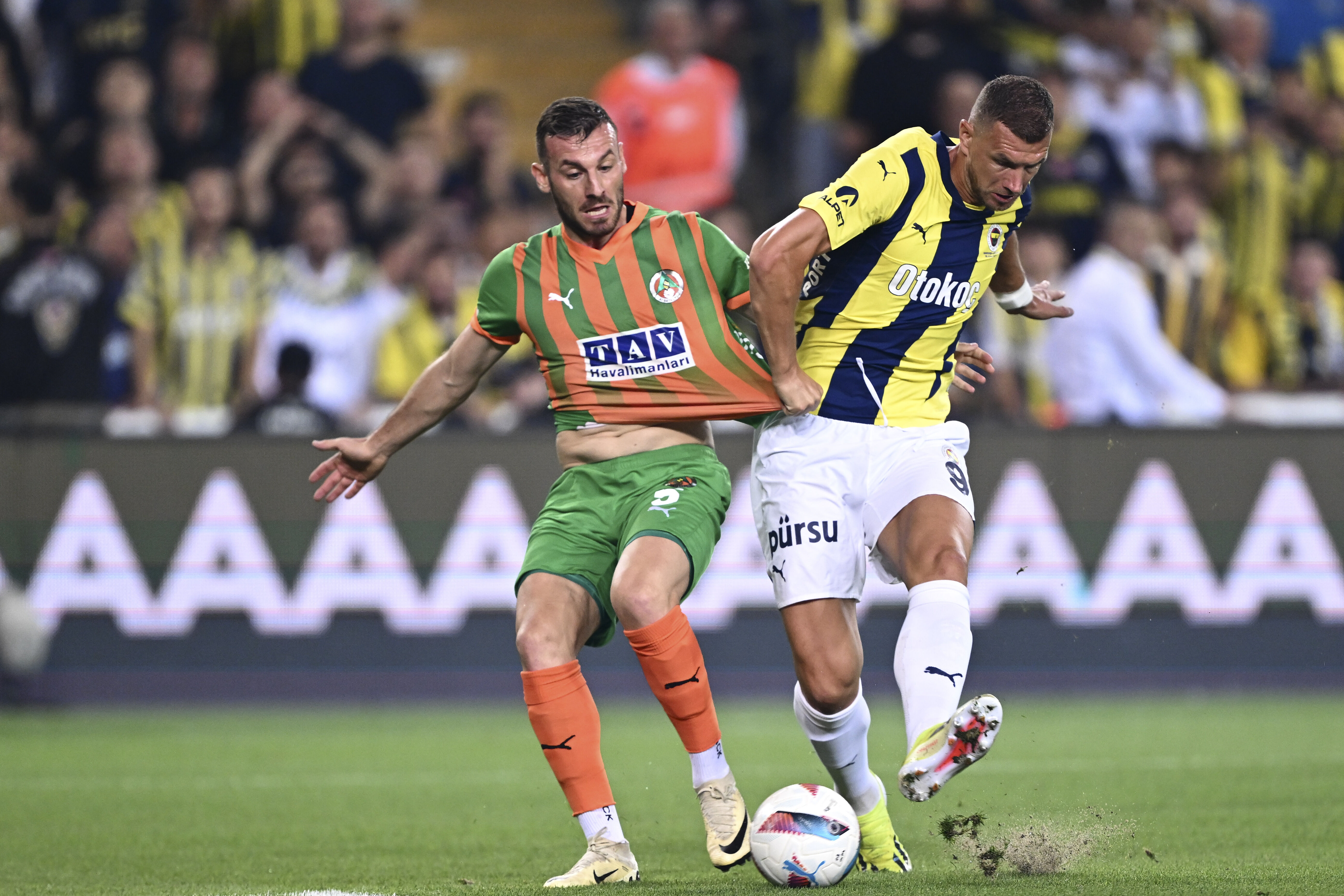 Fenerbahçe evinde zorlanmadı! Alanyaspor karşısında 3 puanı 3 golle kazandı Fenerbahçe evinde zorlanmadı! Alanyaspor karşısında 3 puanı 3 golle kazandı - 1. Resim