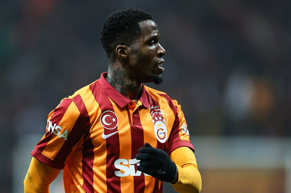 Galatasaray'da Köhn ve Zaha yeni takımlarına imza atmak için İstanbul'dan ayrıldı - 4. Resim