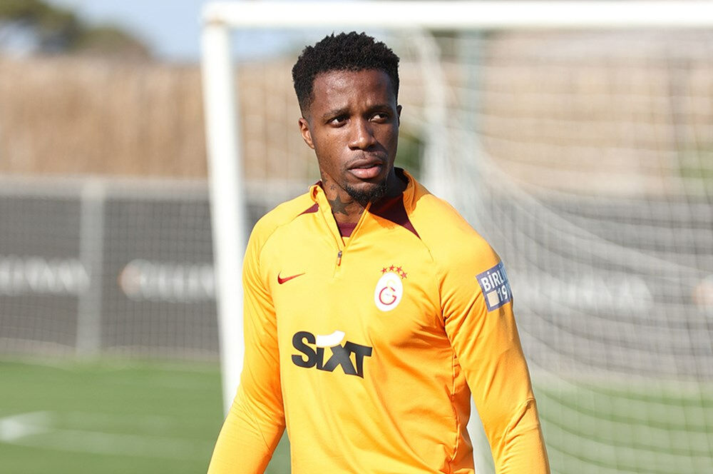 Galatasaray'da Köhn ve Zaha yeni takımlarına imza atmak için İstanbul'dan ayrıldı - 5. Resim