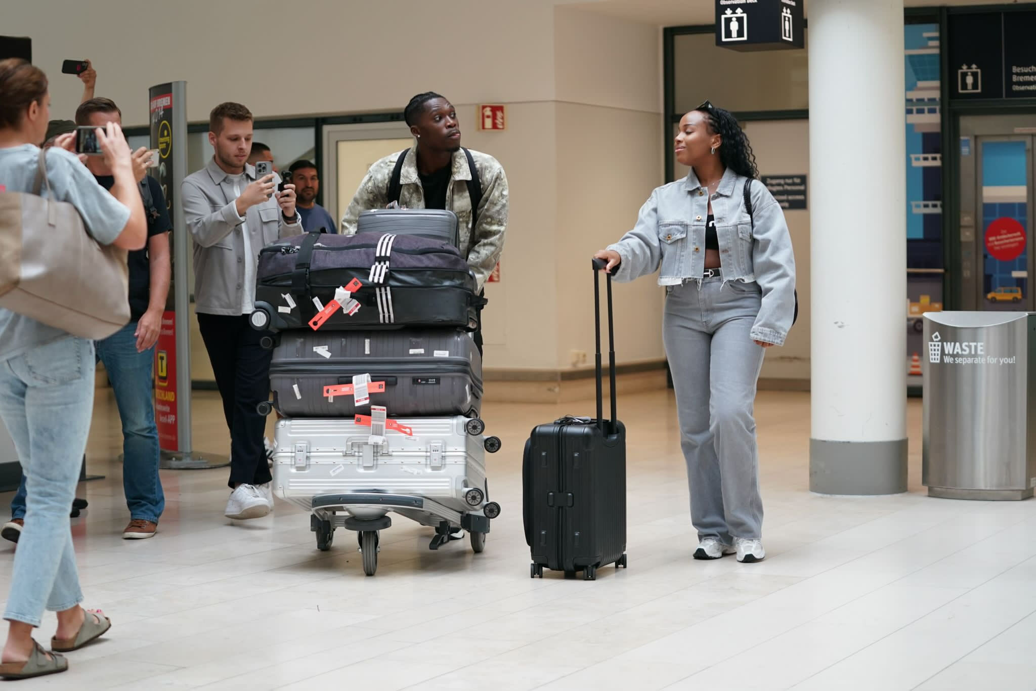 Galatasaray'da Köhn ve Zaha yeni takımlarına imza atmak için İstanbul'dan ayrıldı - 3. Resim