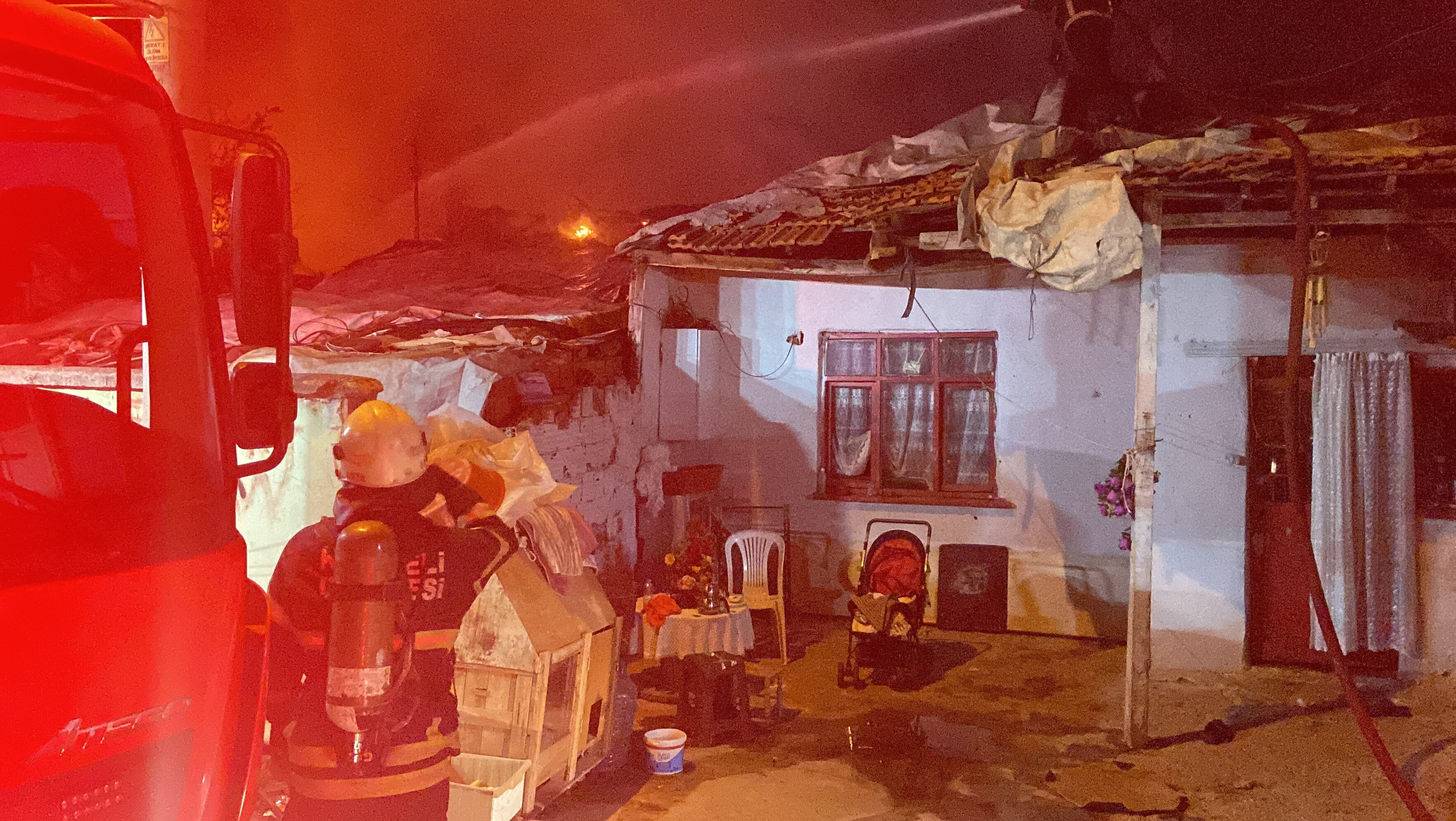 Gebze'de korkutan yangın! Alevler 3 evi sardı - 1. Resim