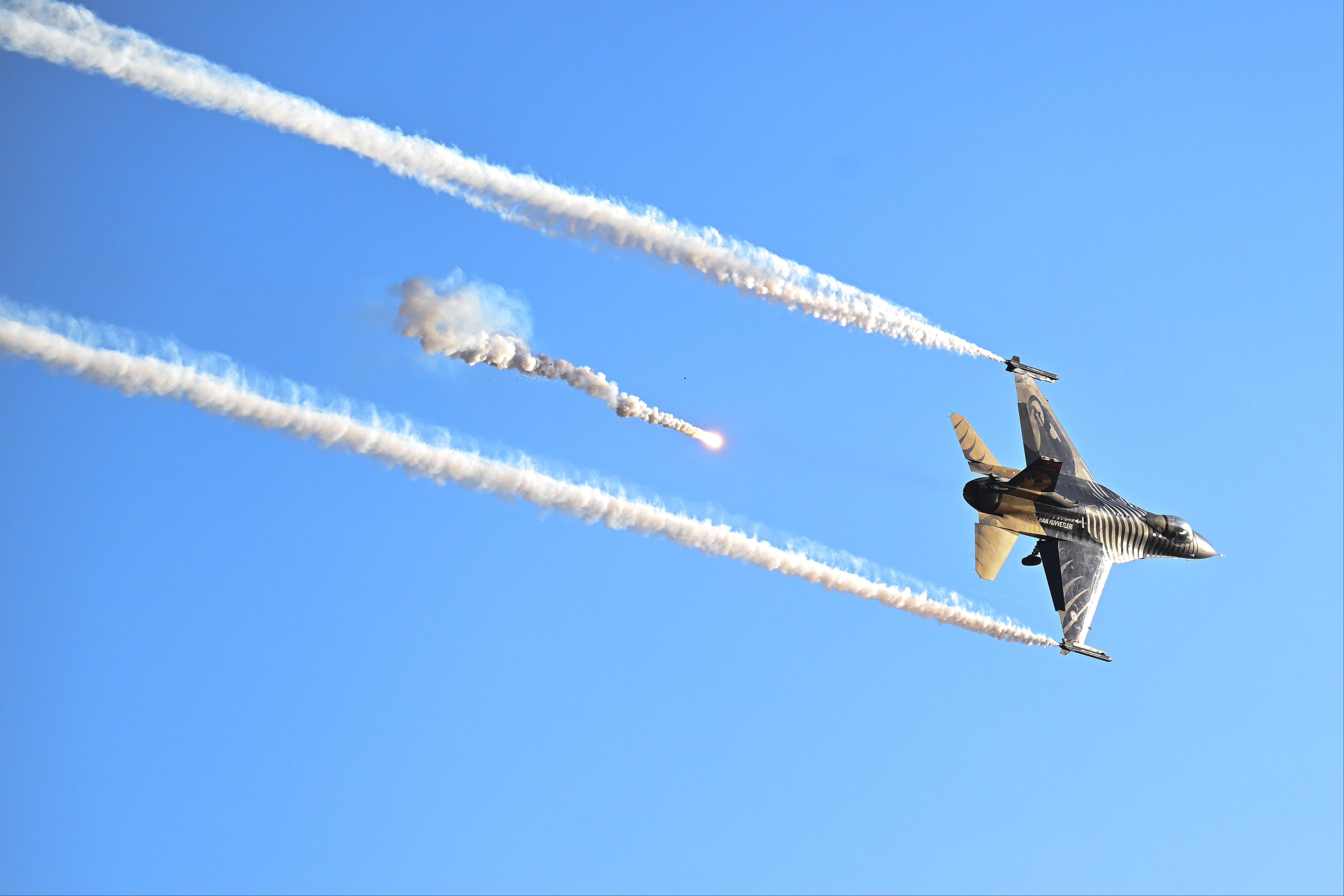 Gök Vatan'da Zafer Bayramı! SOLOTÜRK'ten İstanbul'da müthiş gösteri - 1. Resim