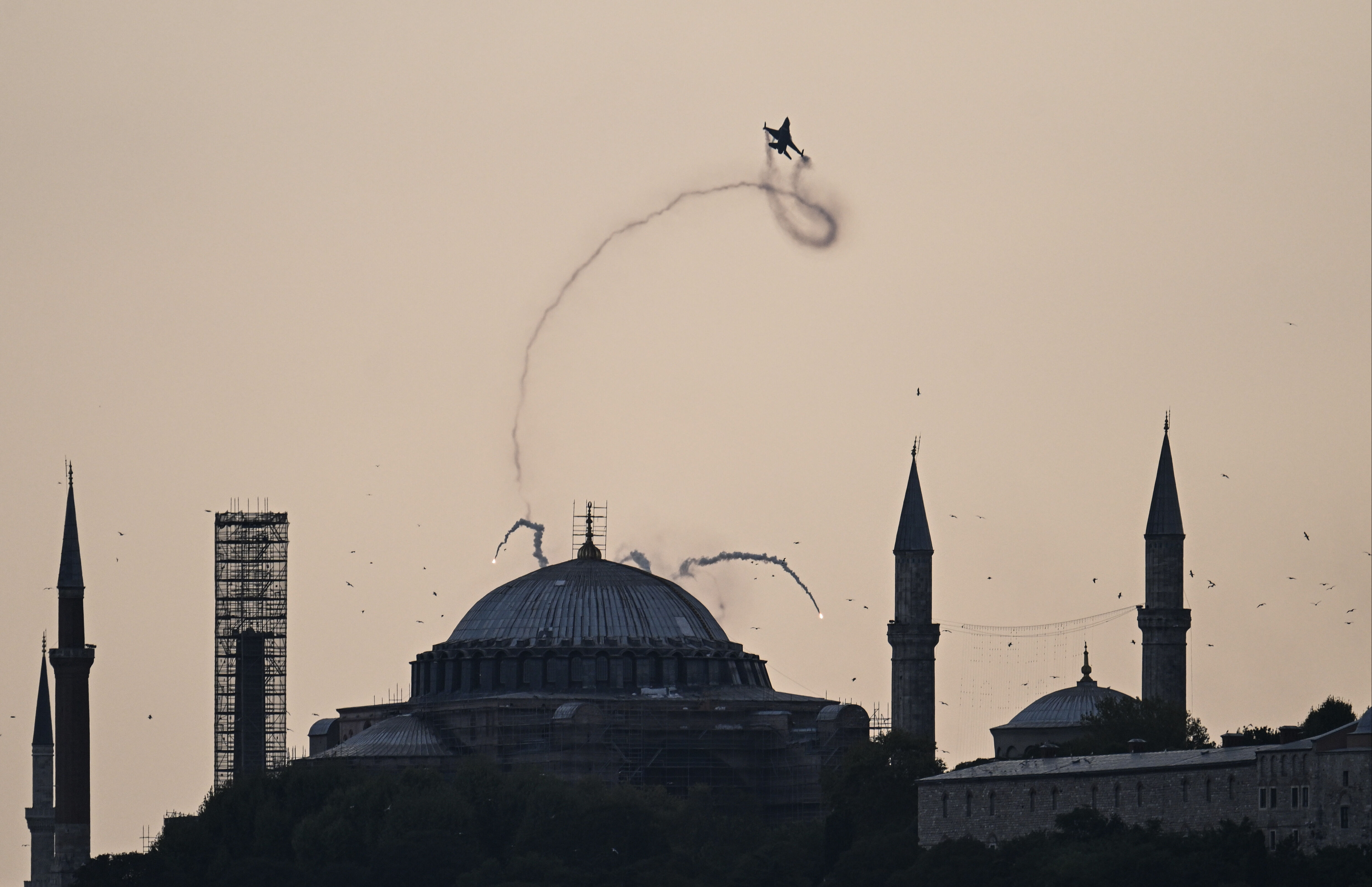 Gök Vatan'da Zafer Bayramı! SOLOTÜRK'ten İstanbul'da müthiş gösteri - 2. Resim