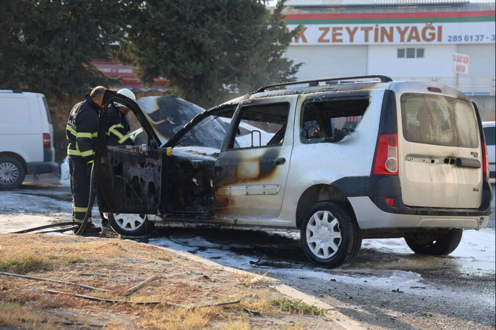 Hatay'da seyir halindeki araç yandı - 2. Resim
