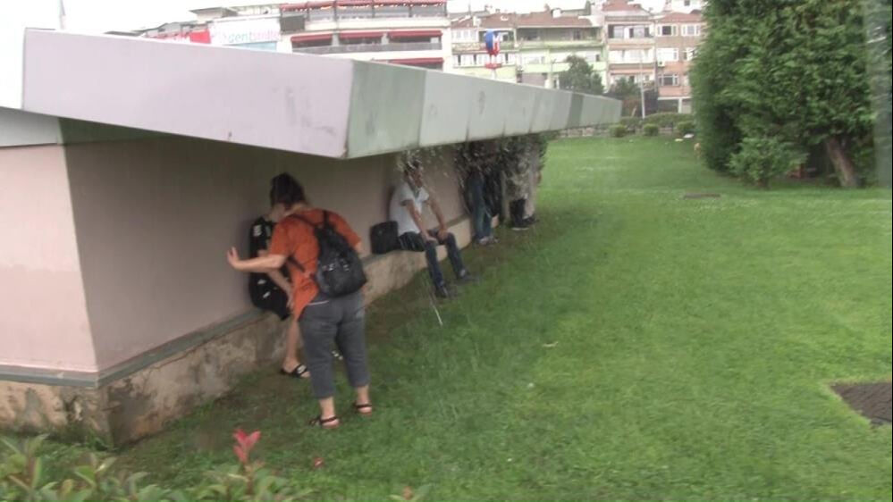 İstanbul'da beklenen sağanak Anadolu Yakası'nda vatandaşları sokakta yakaladı İstanbul'da beklenen sağanak Anadolu Yakası'nda vatandaşları sokakta yakaladı - 1. Resim