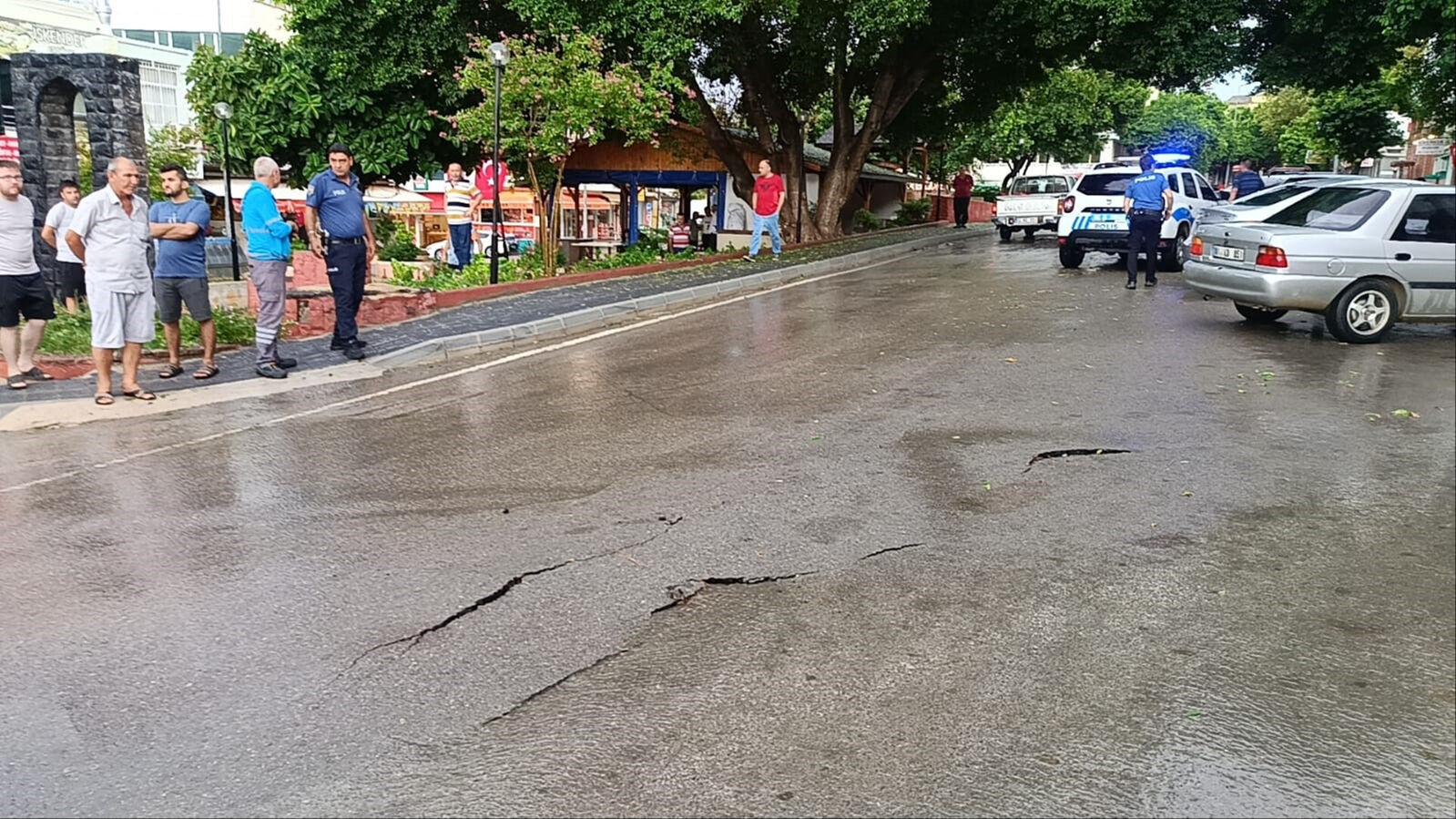 Kozan’da 1 saat yağan yağmur hayatı felç etti Kozan’da 1 saat yağan yağmur hayatı felç etti - 2. Resim