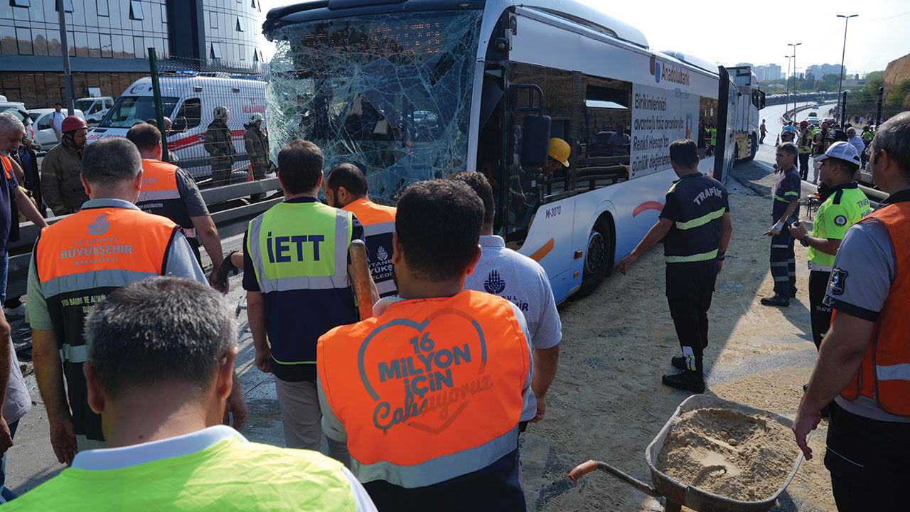 Küçükçekmece'deki metrobüs kazası nedeniyle gözaltına alınanlar adliyeye sevk edildi Küçükçekmece'deki metrobüs kazası nedeniyle gözatlına alınanlar adliyeye sevk edildi - 2. Resim