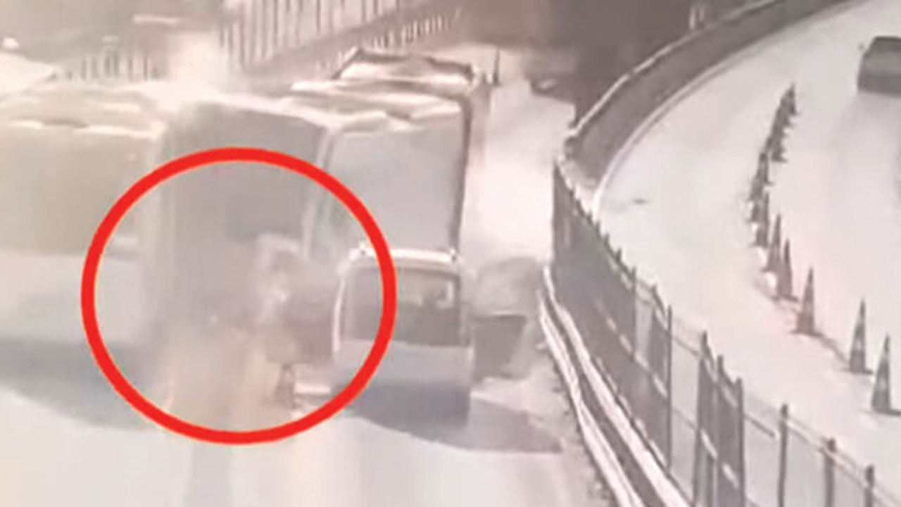 Küçükçekmece'deki metrobüs kazası nedeniyle gözaltına alınanlar adliyeye sevk edildi Küçükçekmece'deki metrobüs kazası nedeniyle gözatlına alınanlar adliyeye sevk edildi - 4. Resim