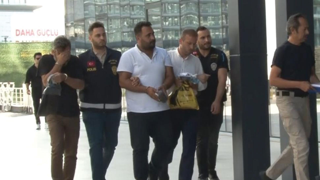 Küçükçekmece'deki metrobüs kazası nedeniyle gözaltına alınanlar adliyeye sevk edildi Küçükçekmece'deki metrobüs kazası nedeniyle gözatlına alınanlar adliyeye sevk edildi - 3. Resim