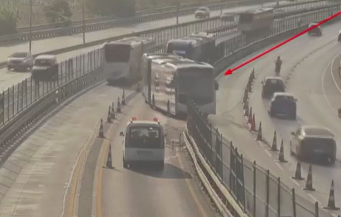 Metrobüs kazasının 1 dakika öncesine ait görüntüler ortaya çıktı! Diğer sürücüler yan yola geçmiş - 2. Resim