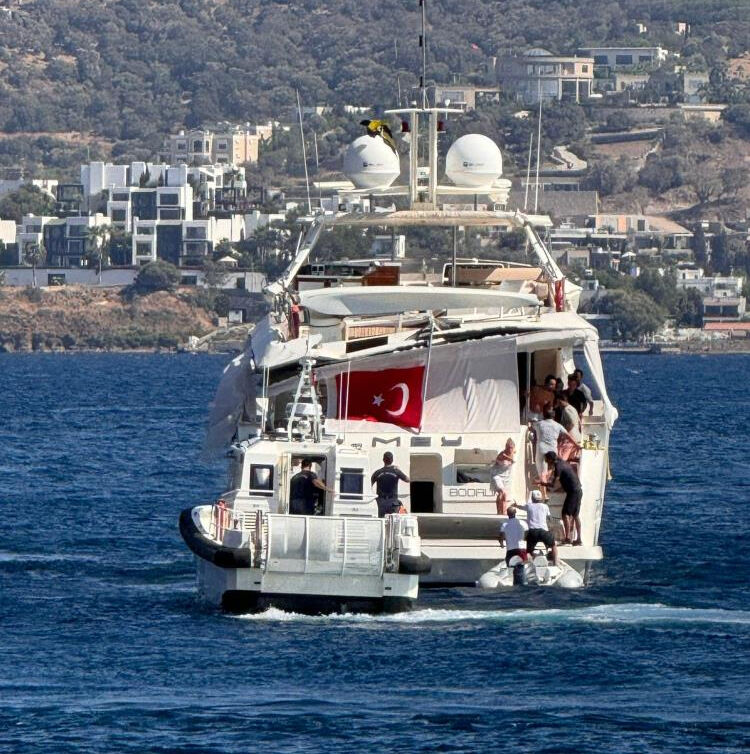 Muğla'da akılalmaz kaza! Denize sığamadılar: Büyük yat, küçük yatı ezdi - 1. Resim