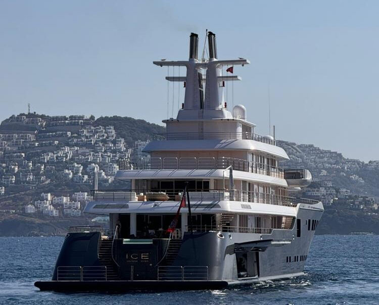 Muğla'da akılalmaz kaza! Denize sığamadılar: Büyük yat, küçük yatı ezdi - 2. Resim