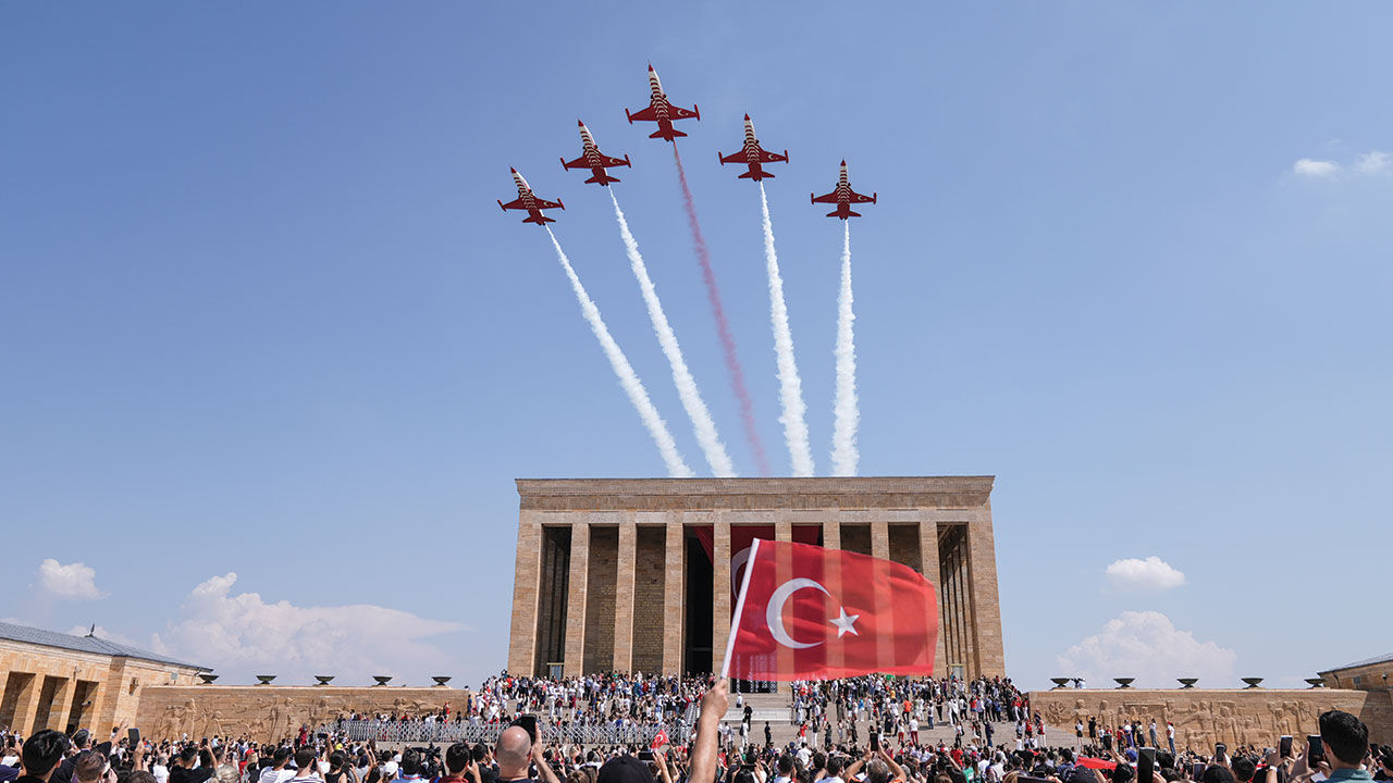 Türk Yıldızları'ndan Anıtkabir çevresinde 30 Ağustos Zafer Bayramı uçuşu - 2. Resim