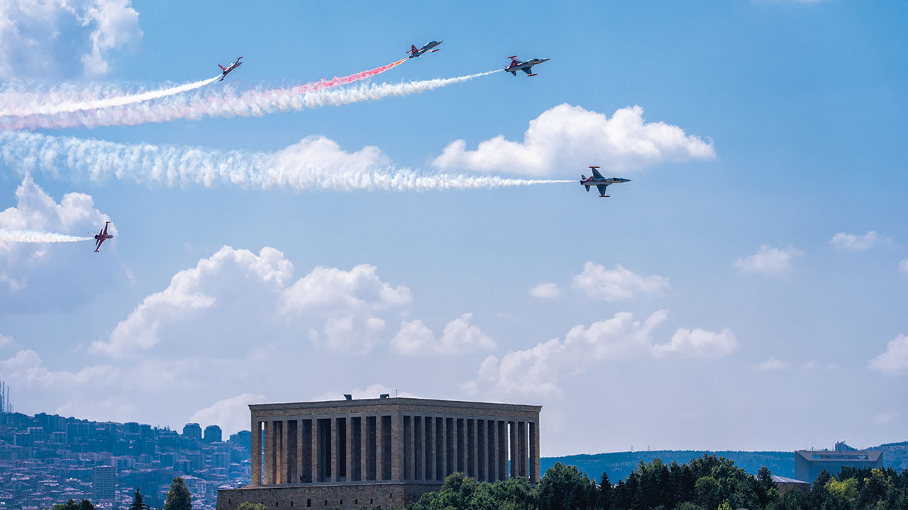 Türk Yıldızları'ndan Anıtkabir çevresinde 30 Ağustos Zafer Bayramı uçuşu - 1. Resim