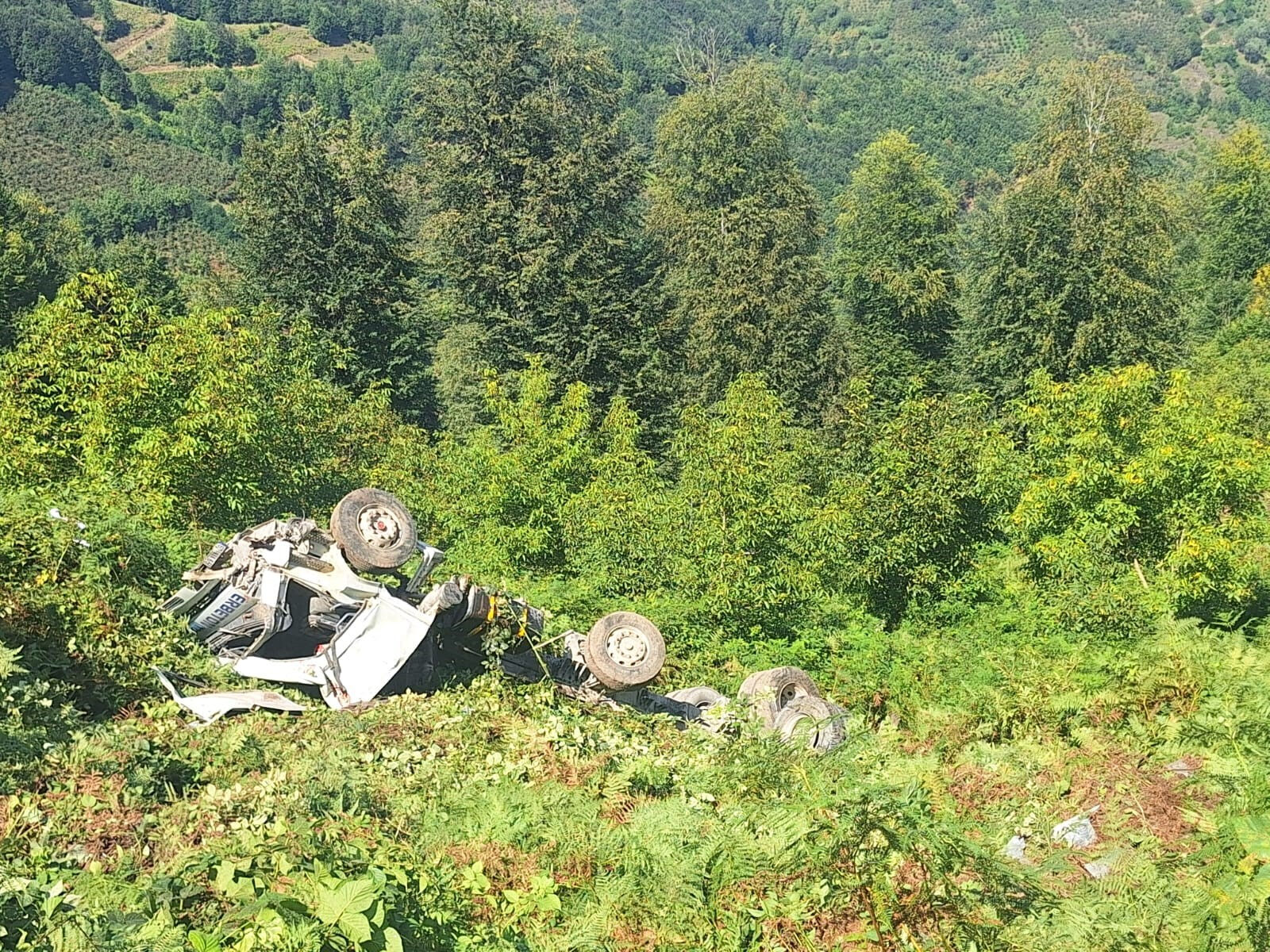 Uçurumdan yuvarlanıp hurdaya dönen kamyondan yaralı olarak çıkarıldı Uçurumdan yuvarlanıp hurdaya dönen kamyondan yaralı olarak çıkarıldı - 1. Resim