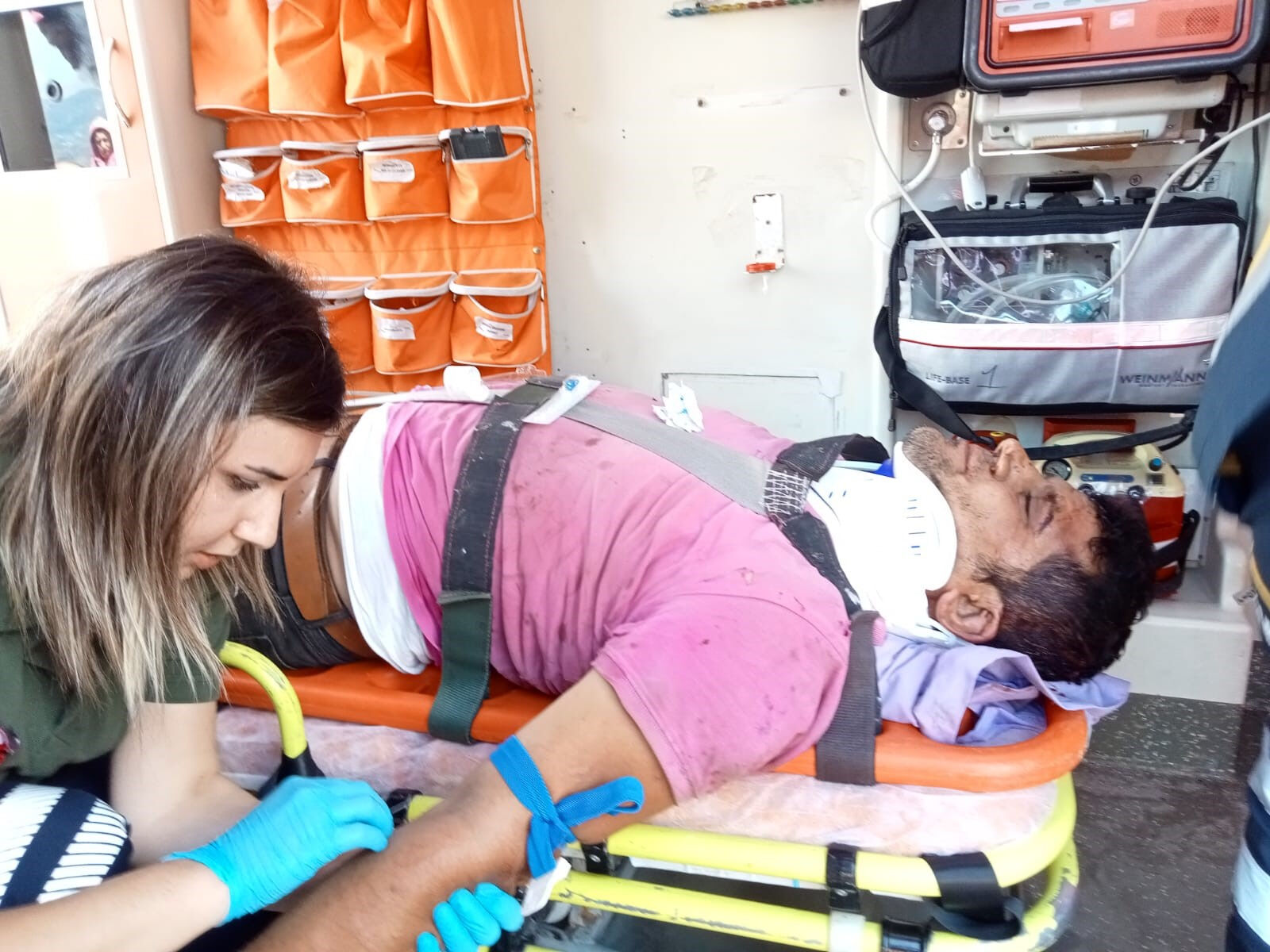 Uçurumdan yuvarlanıp hurdaya dönen kamyondan yaralı olarak çıkarıldı Uçurumdan yuvarlanıp hurdaya dönen kamyondan yaralı olarak çıkarıldı - 2. Resim