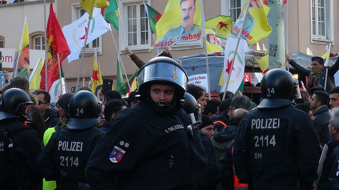 Avrupa'daki Kürtlerden PKK'ya 'isyan' bildirisi! Eli kanlı örgütün suç dosyasını tek tek anlattılar Avrupa'daki Kürtlerden PKK'ya 'isyan' bildirisi! Eli kanlı örgütün suç dosyasını tek tek anlattılar - 2. Resim