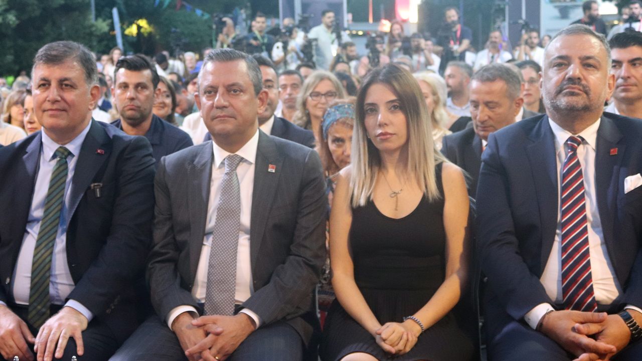 Özgür Özel, AK Parti seçmenine hakaret eden Dilruba Kayserilioğlu'nu onur  konuğu yaptı | Türkiye Gazetesi