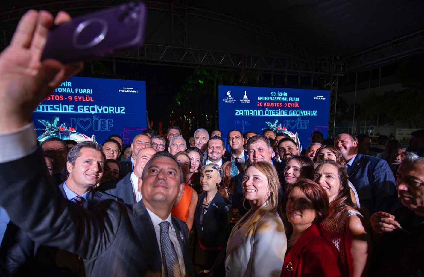 Özgür Özel, AK Parti seçmenine hakaret eden Dilruba Kayserilioğlu'nu onur konuğu yaptı - 2. Resim