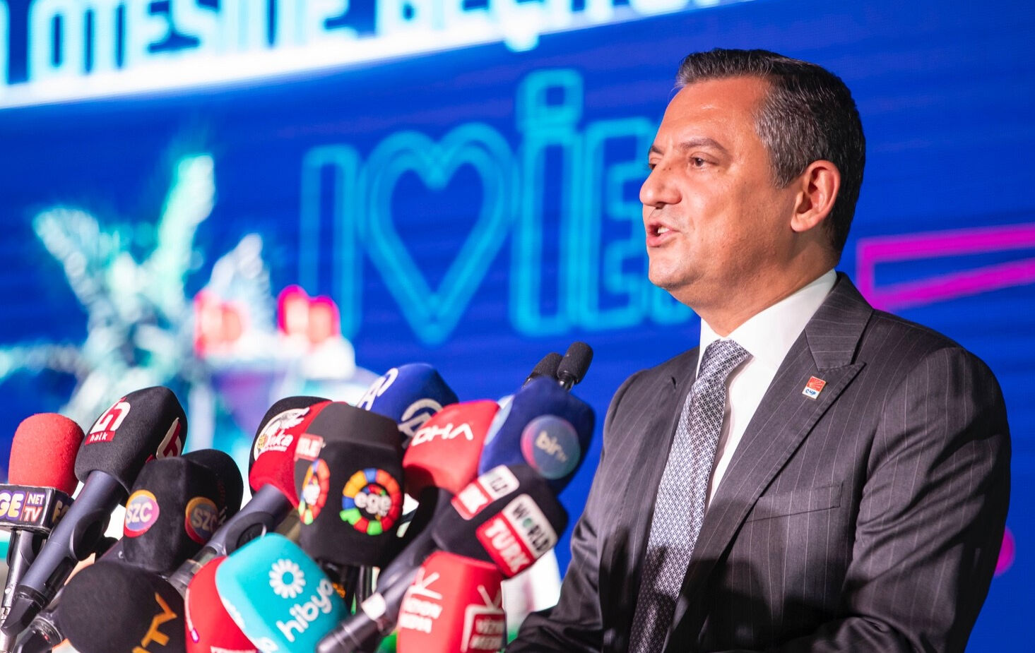 Özgür Özel, AK Parti seçmenine hakaret eden Dilruba Kayserilioğlu'nu onur konuğu yaptı - 2. Resim