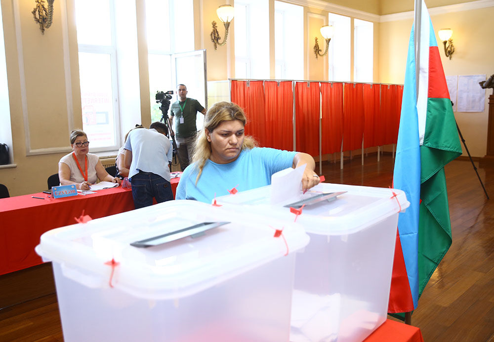 30 yıl aradan sonra bir ilk! Azerbaycan'da halk sandığa gidiyor... - 1. Resim
