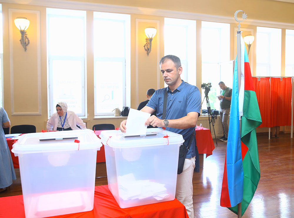 30 yıl aradan sonra bir ilk! Azerbaycan'da halk sandığa gidiyor... - 2. Resim