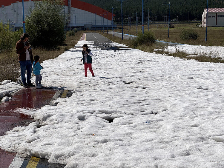 Ardahan'da gece etkili olan dolu, güneşe rağmen erimedi! Adeta kar yağmış gibi olan görüntü şaşırttı Ardahan'da gece etkili olan dolu, güneşe rağmen erimedi! Adeta kar yağmış gibi olan görüntü şaşırttı - 2. Resim