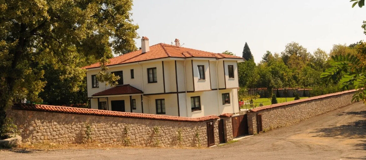 CHP'li başkan Elif K&ouml;se, UNESCO'nun koruduğu alandaki ağa&ccedil;ları katletti! Karab&uuml;k'te kuzene ka&ccedil;ak villa - 3. Resim