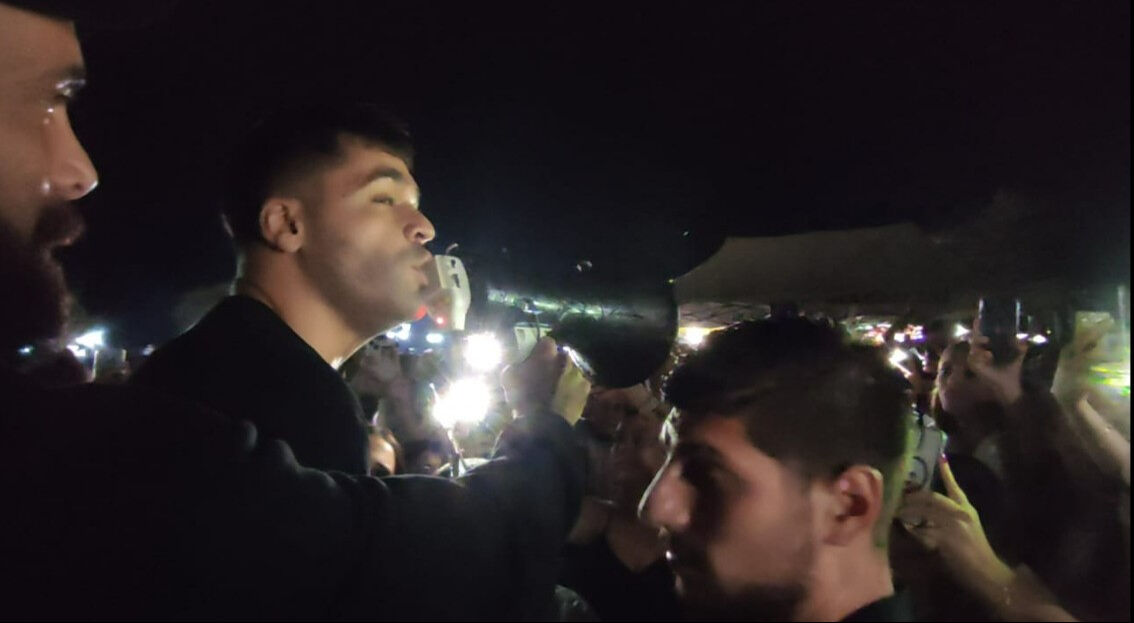 Emir Can İğrek apar topar konserini iptal etti! Hayranlarına megafonla şarkı söyledi - 4. Resim