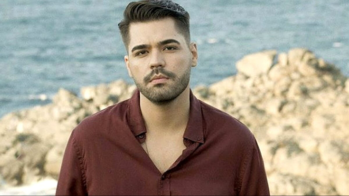 Emir Can İğrek apar topar konserini iptal etti! Hayranlarına megafonla şarkı söyledi - 2. Resim