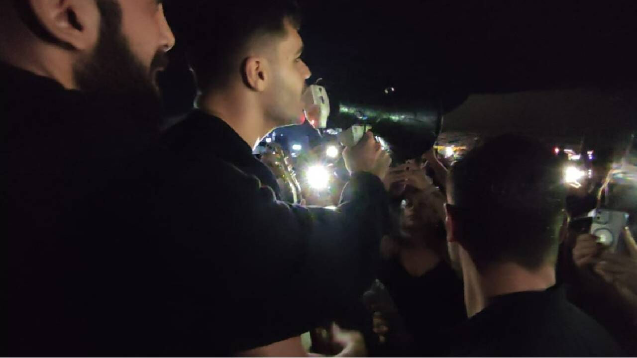 Emir Can İğrek apar topar konserini iptal etti! Hayranlarına megafonla şarkı söyledi - 3. Resim