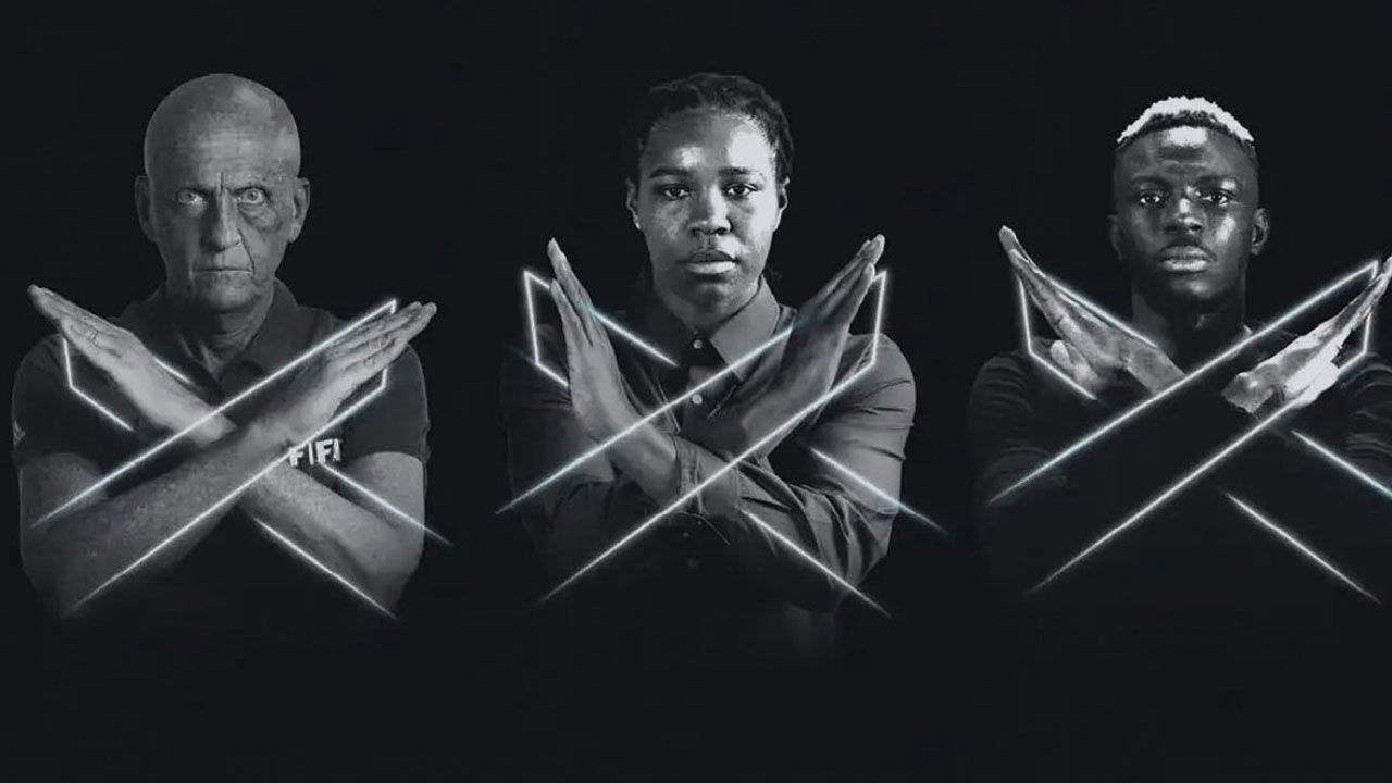 FIFA'nın yeni kuralına göre ırkçılığa uğrayan oyuncu maçı durdurabilecek - 1. Resim