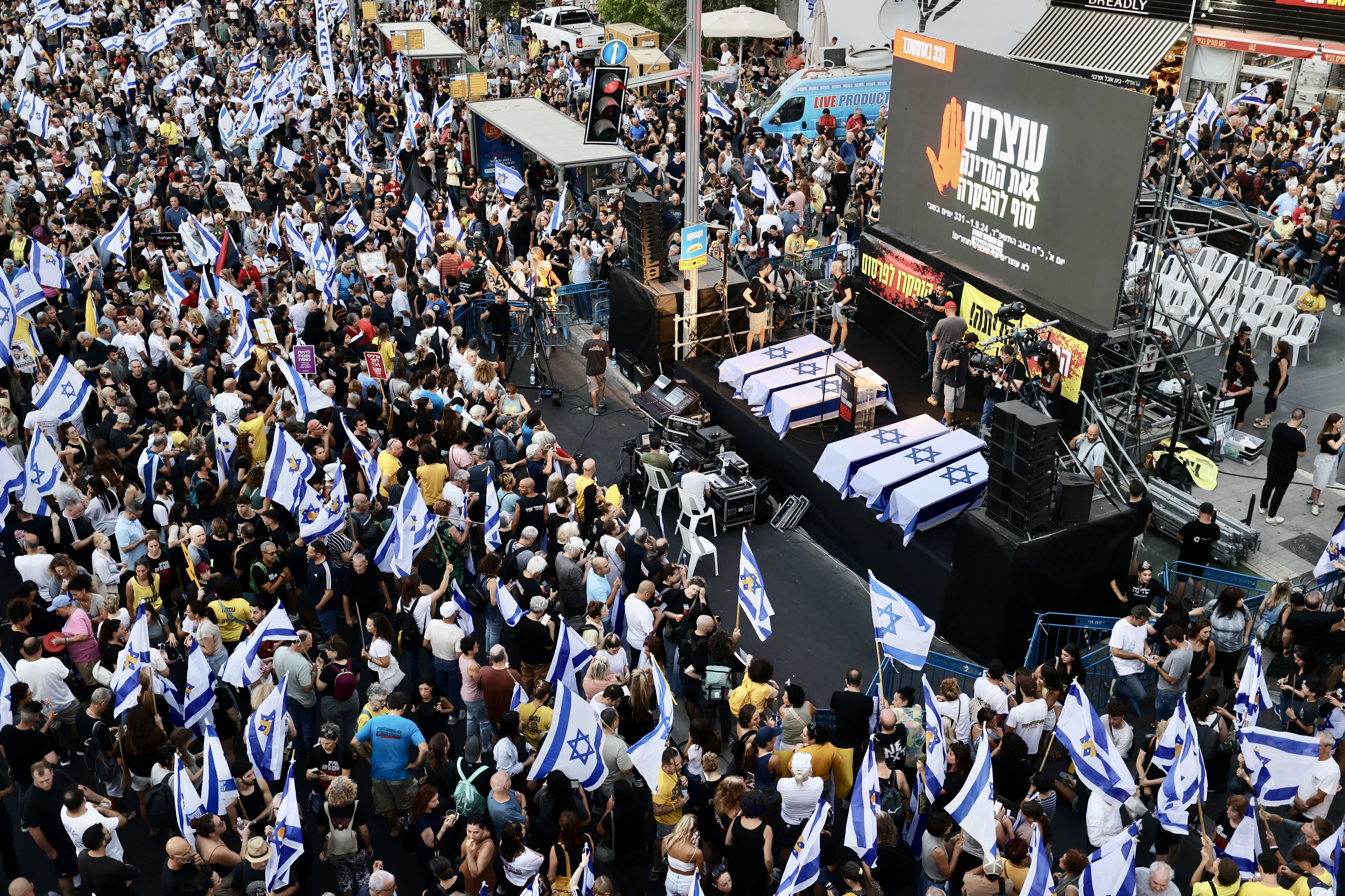 İsrail’de ‘6 ceset’ kaosu! Tel Aviv'de sokaklar karıştı... Hamas esirlerin ölüm nedenini açıkladı İsrail’de ‘6 ceset’ kaosu! Meydanlar doldu, Hamas esirlerin ölüm nedenini açıkladı - 1. Resim