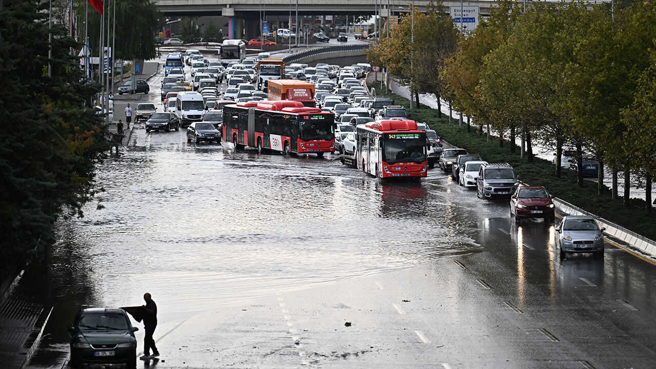 İstanbul ve Ankara sağanağa teslim! Önümüzdeki 4 saate dikkat... Uyarılar peş peşe - 6. Resim