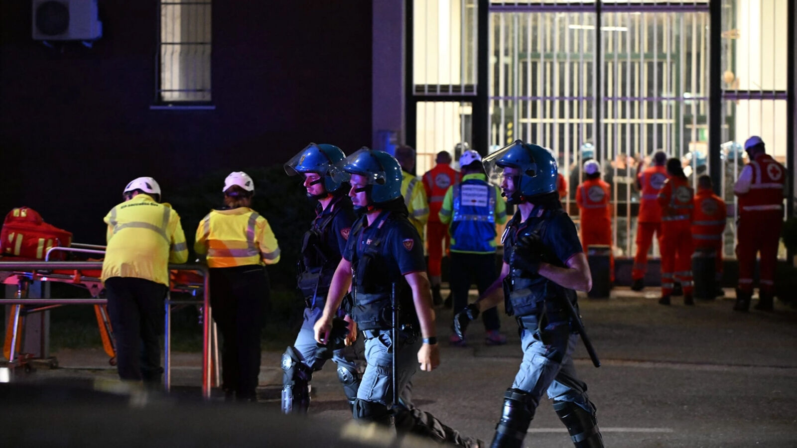 İtalya'da Milano'daki çocuk cezaevinde olaylar bitmiyor: 8 kişi yaralandı - 1. Resim