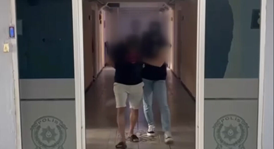 İzmir'de tanıştığı kadını kıraathanede alıkoyan zanlı, polislere ateş açtıktan sonra yakalandı İzmir'de tanıştığı kadını kıraathanede alıkoyan zanlı, polislere ateş açtıktan sonra yakalandı - 3. Resim