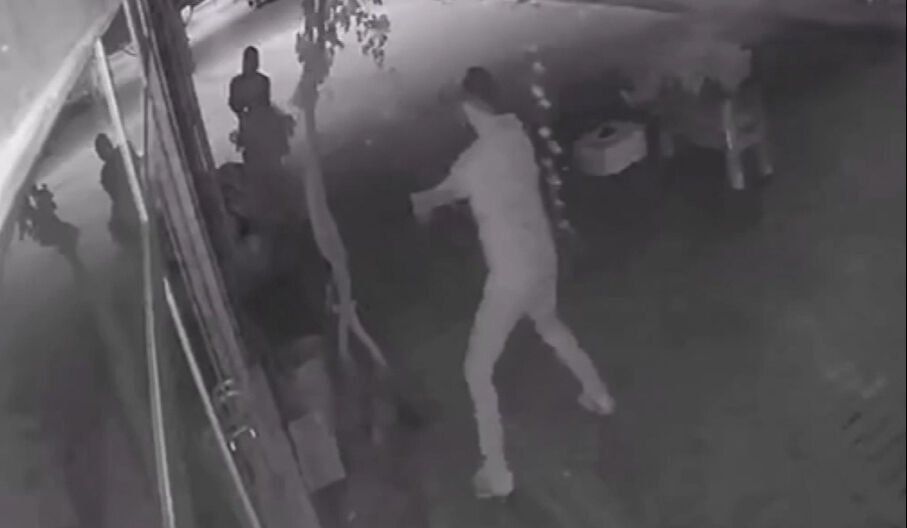 İzmir'de tanıştığı kadını kıraathanede alıkoyan zanlı, polislere ateş açtıktan sonra yakalandı İzmir'de tanıştığı kadını kıraathanede alıkoyan zanlı, polislere ateş açtıktan sonra yakalandı - 2. Resim