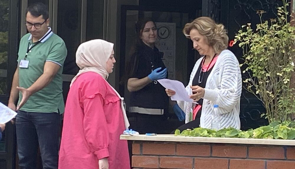 KPSS sınavı için okullara koşan adayların bazıları son saniyede yetişti - 2. Resim