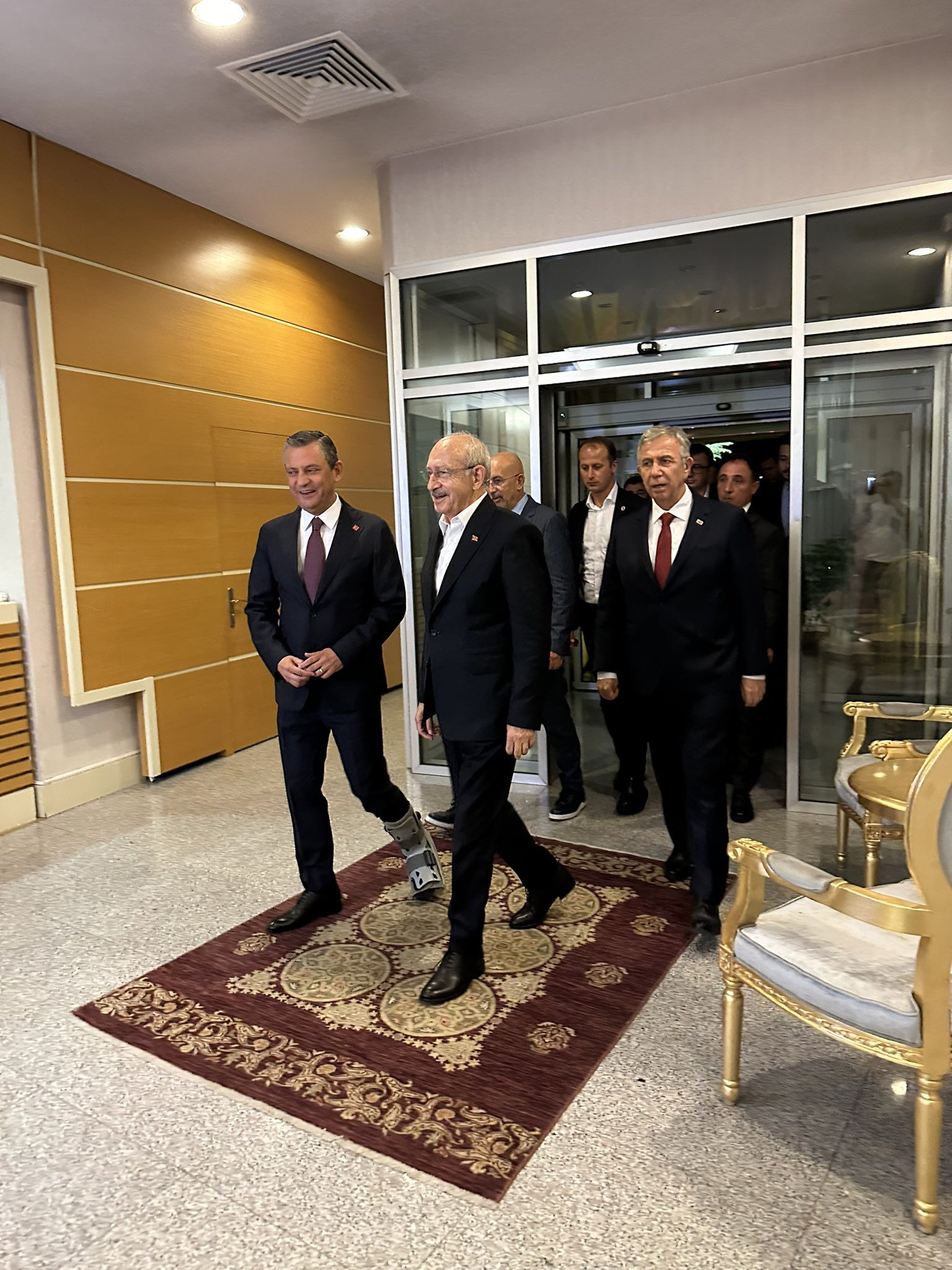 Özgür Özel Kemal Kılıçdaroğlu bir arada! Görüşmeden ilk kare geldi - 2. Resim